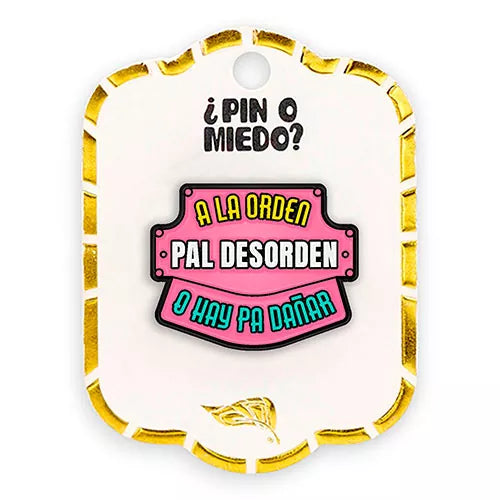 Pin metálico a la orden pa'l desorden ref 2