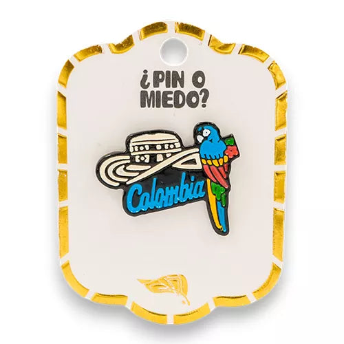 Pin metálico sombrero y guacamaya