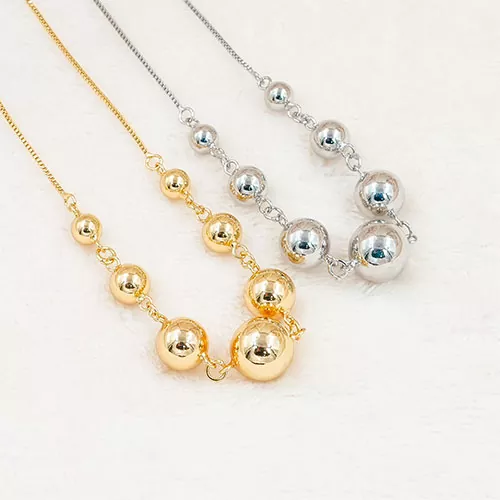 Collar balls of various sizes two colors